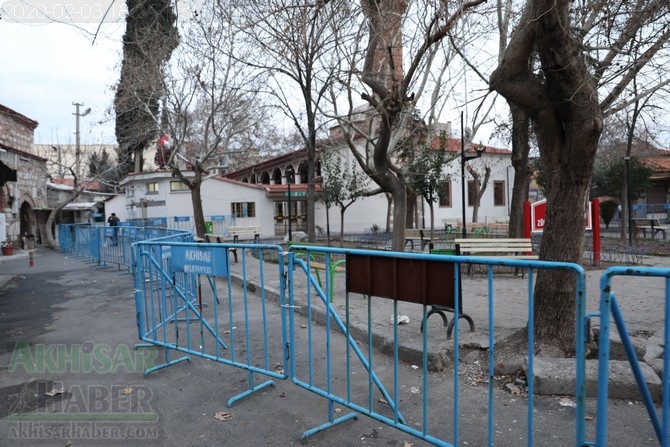 Depremde zarar gören Akhisar Paşa Camii geçici olarak ibadete kapandı 28