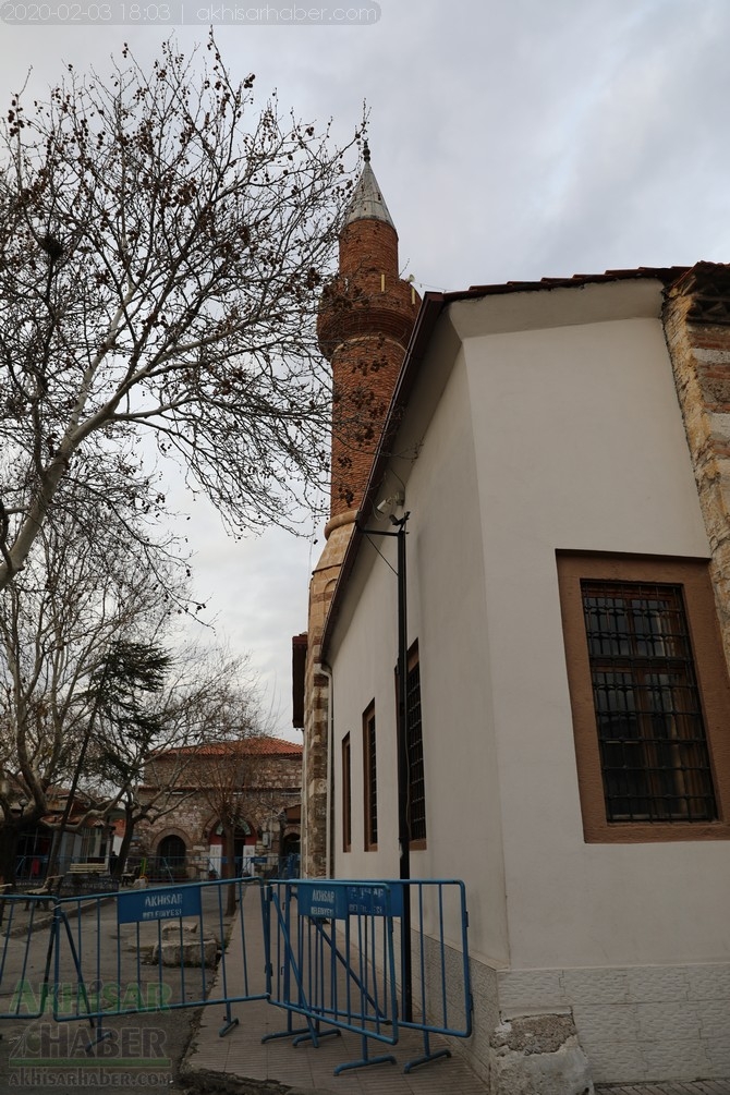 Depremde zarar gören Akhisar Paşa Camii geçici olarak ibadete kapandı 3