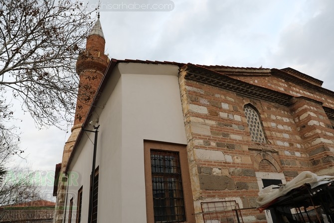 Depremde zarar gören Akhisar Paşa Camii geçici olarak ibadete kapandı 4