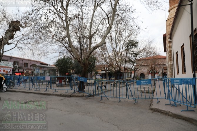 Depremde zarar gören Akhisar Paşa Camii geçici olarak ibadete kapandı 5