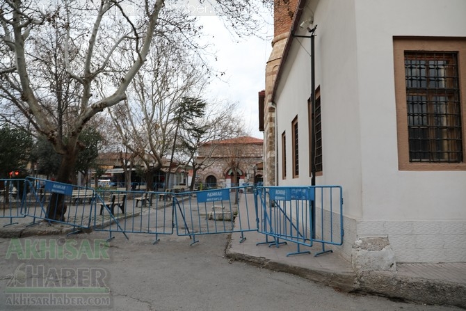 Depremde zarar gören Akhisar Paşa Camii geçici olarak ibadete kapandı 6