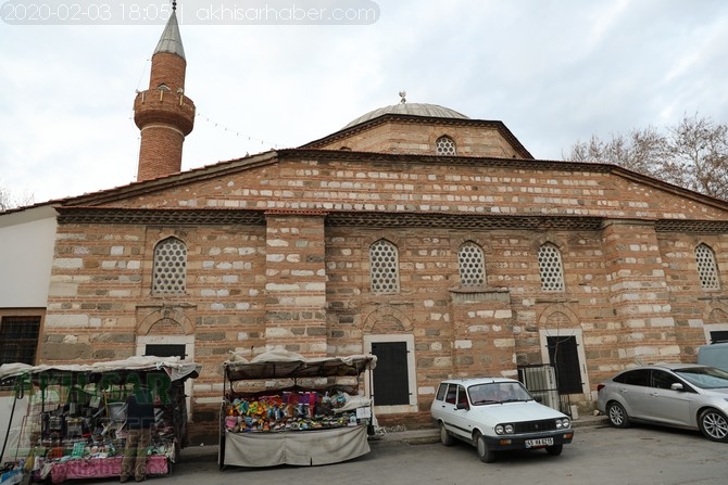 Depremde zarar gören Akhisar Paşa Camii geçici olarak ibadete kapandı 7