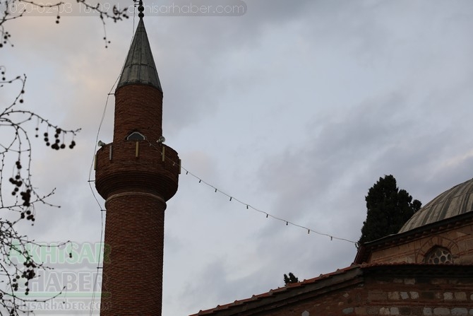 Depremde zarar gören Akhisar Paşa Camii geçici olarak ibadete kapandı 8