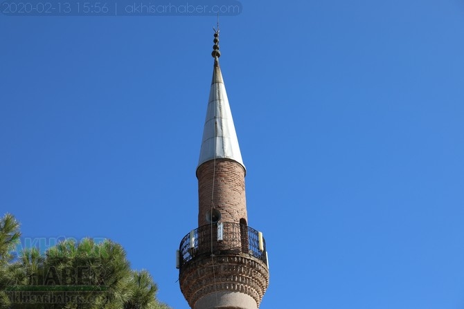 Depremler sonrası minaresi tehlike saçan Akhisar Efendi Camii etrafı güv 10