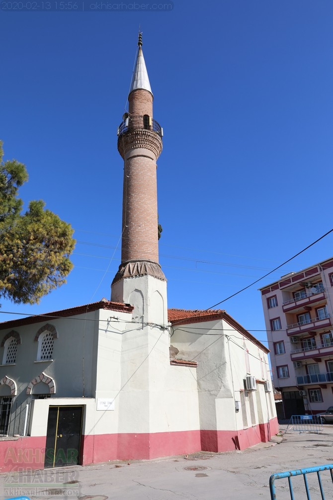 Depremler sonrası minaresi tehlike saçan Akhisar Efendi Camii etrafı güv 11