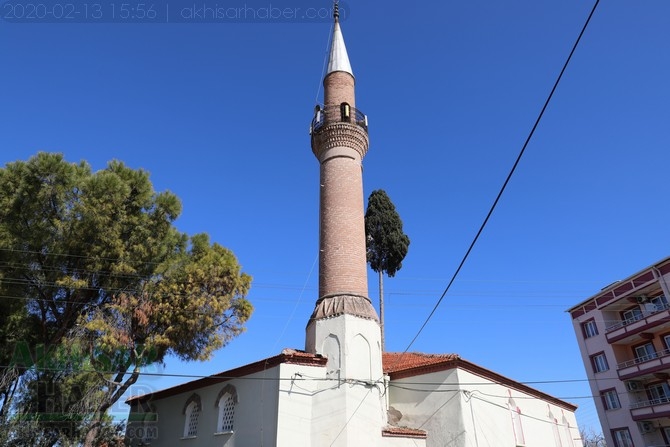 Depremler sonrası minaresi tehlike saçan Akhisar Efendi Camii etrafı güv 12