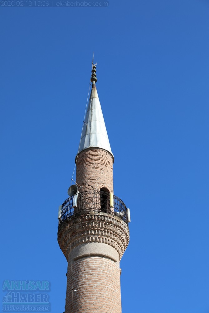 Depremler sonrası minaresi tehlike saçan Akhisar Efendi Camii etrafı güv 3