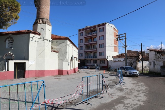 Depremler sonrası minaresi tehlike saçan Akhisar Efendi Camii etrafı güv 4