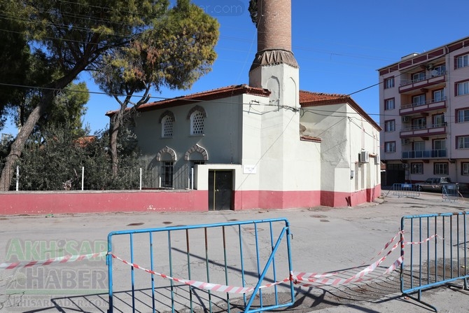 Depremler sonrası minaresi tehlike saçan Akhisar Efendi Camii etrafı güv 5