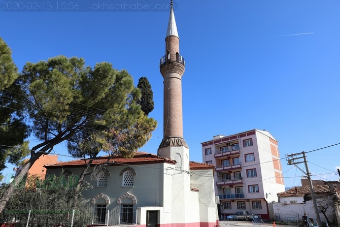 Depremler sonrası minaresi tehlike saçan Akhisar Efendi Camii etrafı güv 6