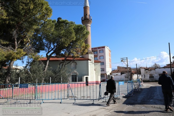 Depremler sonrası minaresi tehlike saçan Akhisar Efendi Camii etrafı güv 7