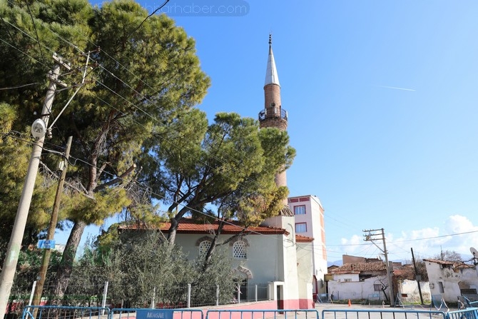 Depremler sonrası minaresi tehlike saçan Akhisar Efendi Camii etrafı güv 8