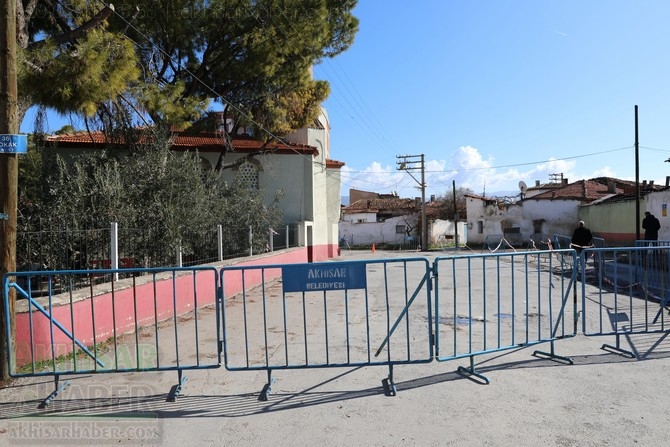 Depremler sonrası minaresi tehlike saçan Akhisar Efendi Camii etrafı güv 9