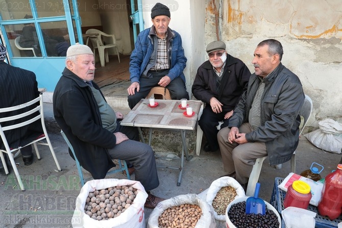 Akhisar'da Çarşamba günleri kurulan köylü pazarından objektiflerimi 70