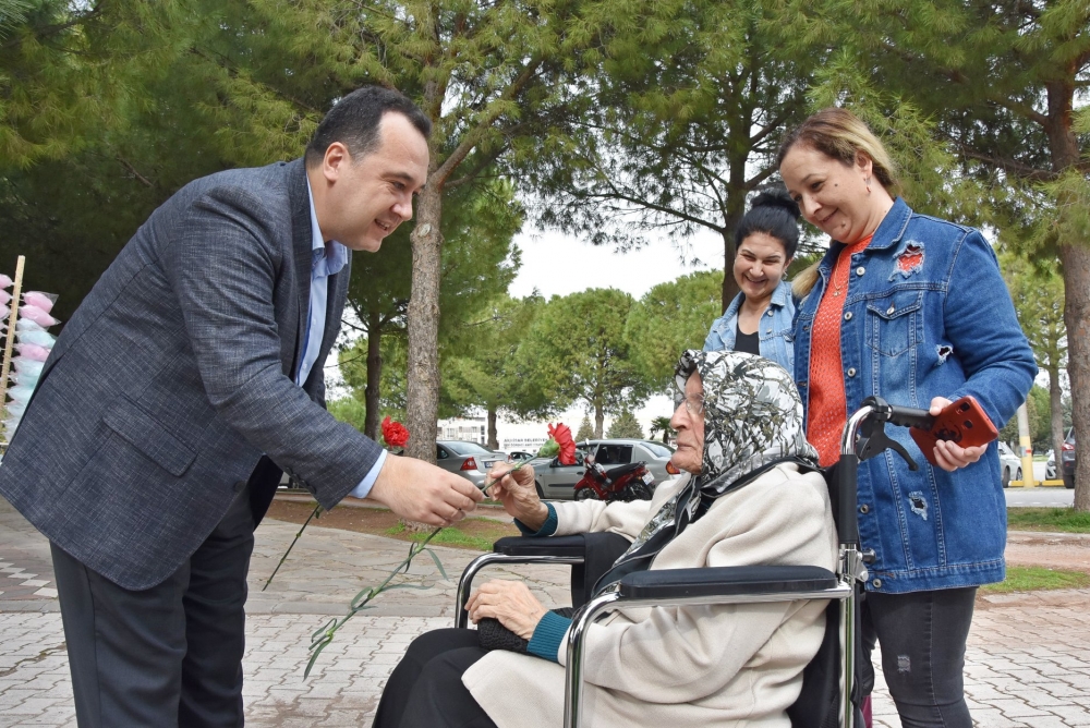 Belediye Başkanı Besim Dutlulu, Kadınlar Günü'nde karanfil dağıttı 11