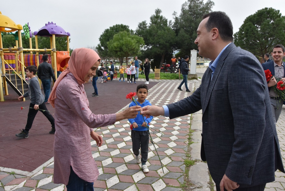 Belediye Başkanı Besim Dutlulu, Kadınlar Günü'nde karanfil dağıttı 12