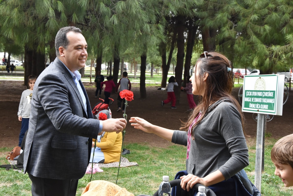 Belediye Başkanı Besim Dutlulu, Kadınlar Günü'nde karanfil dağıttı 15