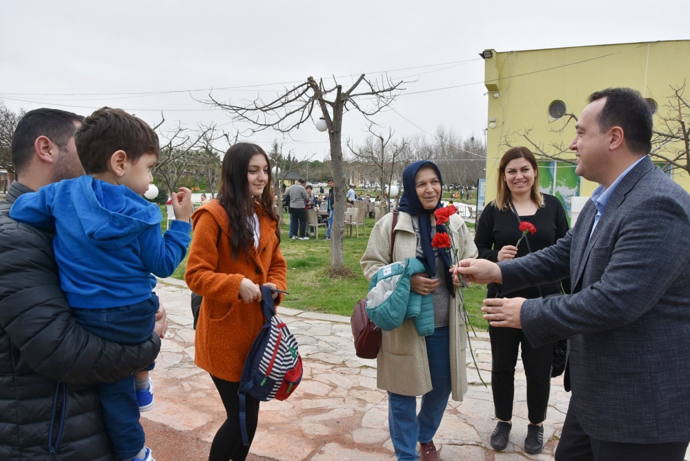 Belediye Başkanı Besim Dutlulu, Kadınlar Günü'nde karanfil dağıttı 16