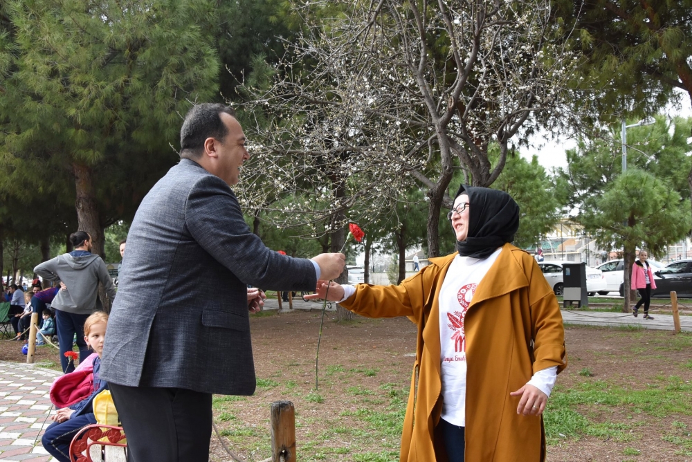 Belediye Başkanı Besim Dutlulu, Kadınlar Günü'nde karanfil dağıttı 18