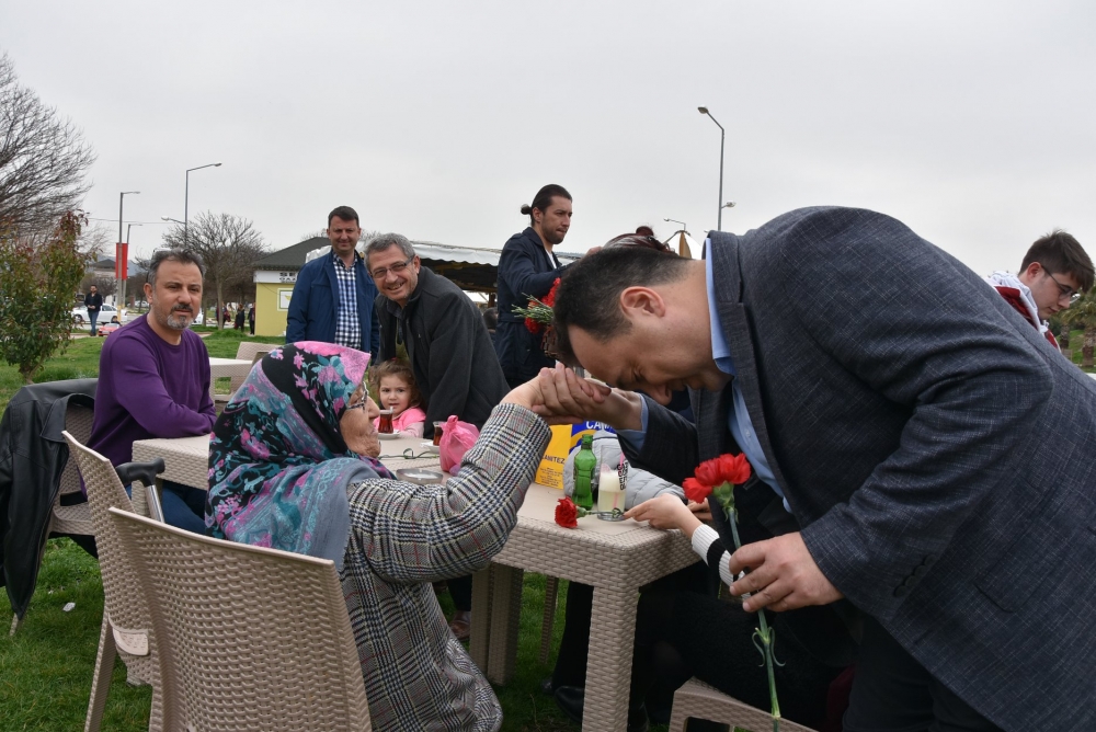 Belediye Başkanı Besim Dutlulu, Kadınlar Günü'nde karanfil dağıttı 19