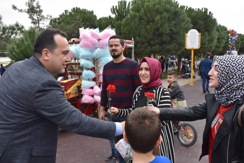 Belediye Başkanı Besim Dutlulu, Kadınlar Günü'nde karanfil dağıttı 20