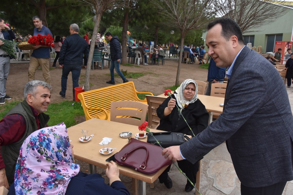 Belediye Başkanı Besim Dutlulu, Kadınlar Günü'nde karanfil dağıttı 22