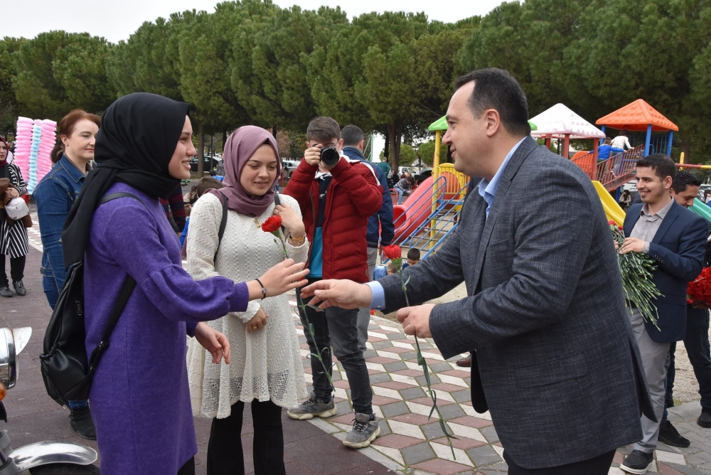 Belediye Başkanı Besim Dutlulu, Kadınlar Günü'nde karanfil dağıttı 24