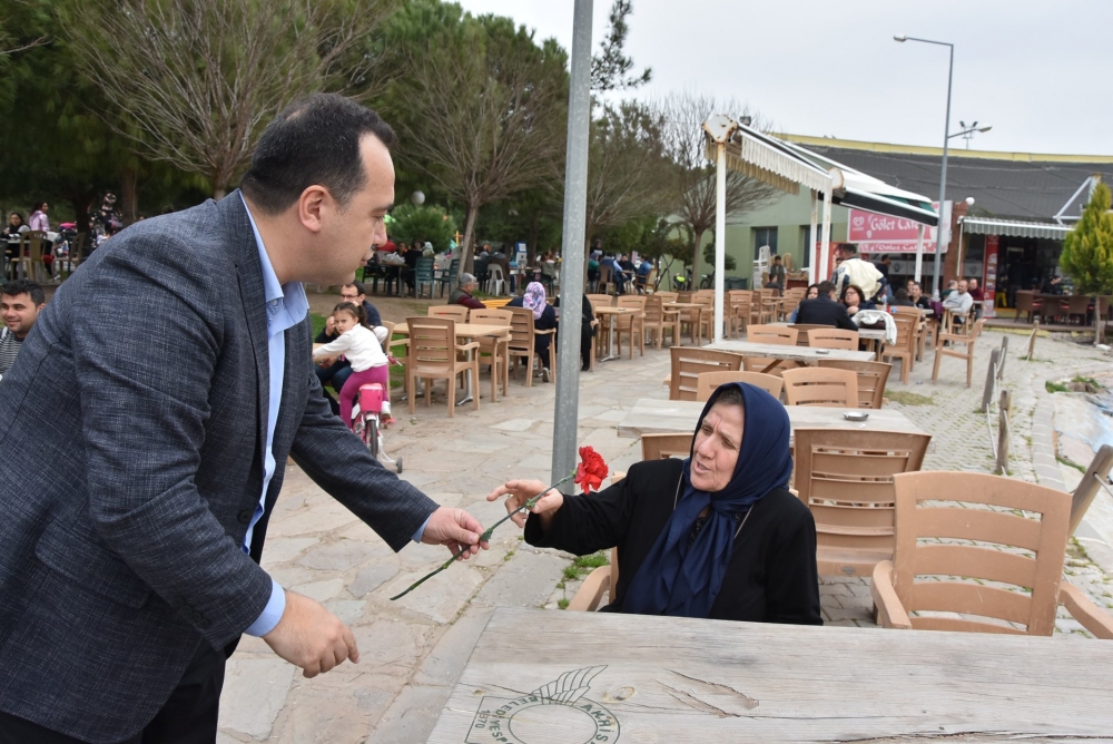 Belediye Başkanı Besim Dutlulu, Kadınlar Günü'nde karanfil dağıttı 26