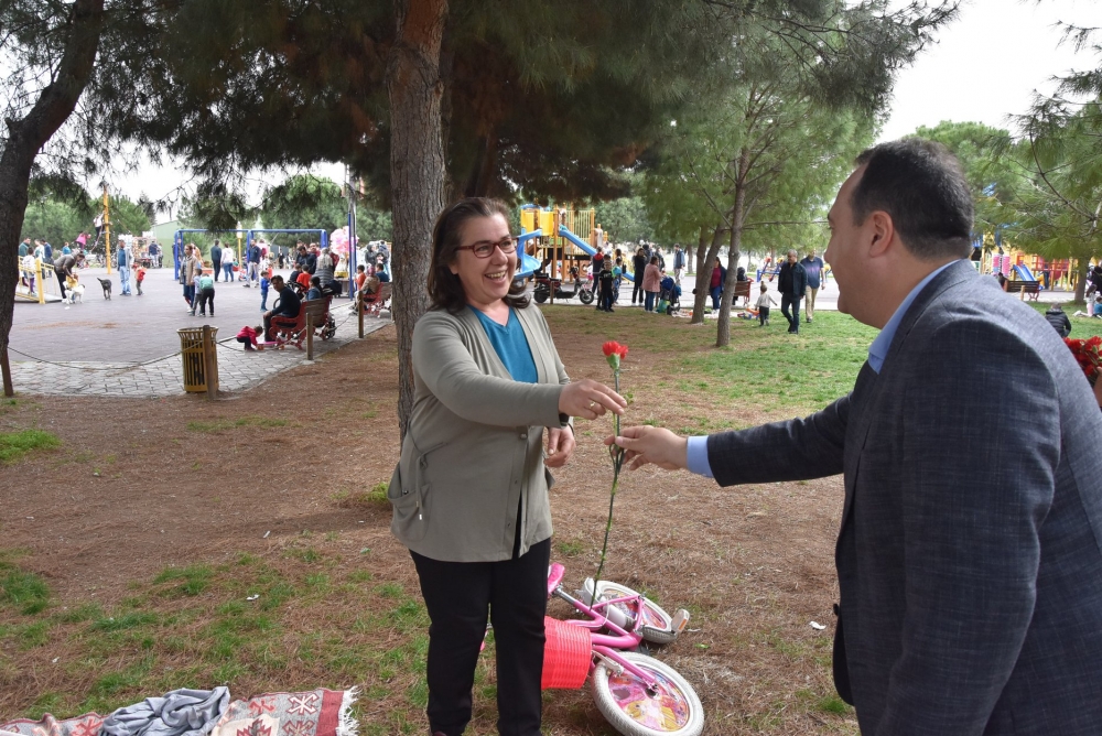 Belediye Başkanı Besim Dutlulu, Kadınlar Günü'nde karanfil dağıttı 28