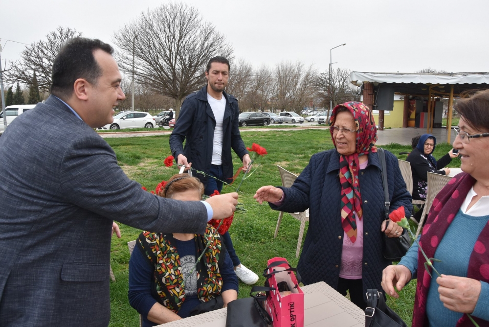 Belediye Başkanı Besim Dutlulu, Kadınlar Günü'nde karanfil dağıttı 31