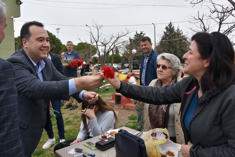 Belediye Başkanı Besim Dutlulu, Kadınlar Günü'nde karanfil dağıttı 32