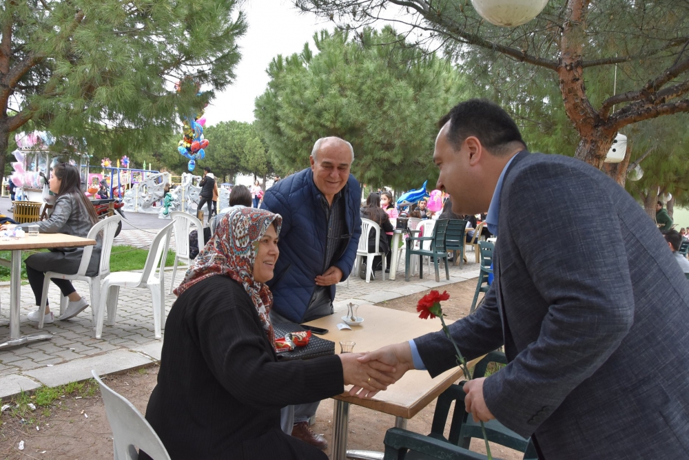 Belediye Başkanı Besim Dutlulu, Kadınlar Günü'nde karanfil dağıttı 33