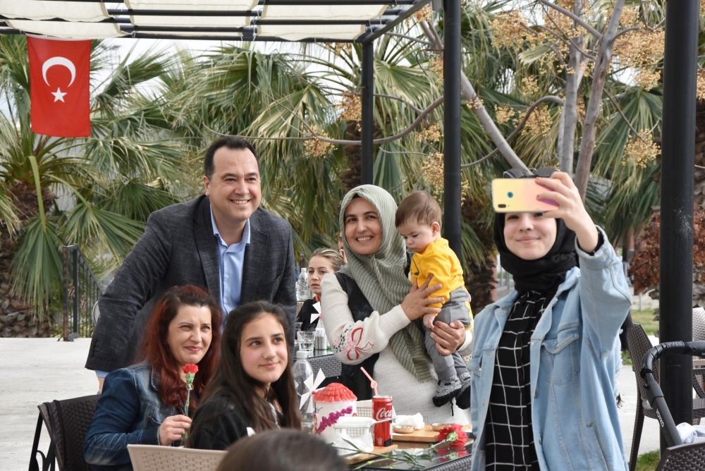 Belediye Başkanı Besim Dutlulu, Kadınlar Günü'nde karanfil dağıttı 36