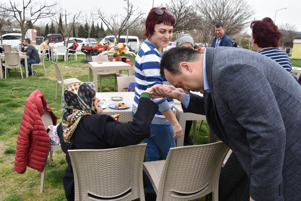 Belediye Başkanı Besim Dutlulu, Kadınlar Günü'nde karanfil dağıttı 37