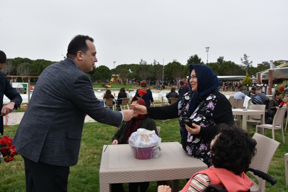 Belediye Başkanı Besim Dutlulu, Kadınlar Günü'nde karanfil dağıttı 38