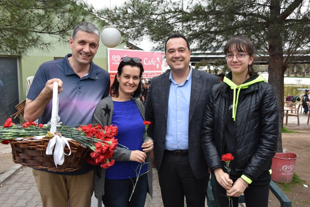 Belediye Başkanı Besim Dutlulu, Kadınlar Günü'nde karanfil dağıttı 4