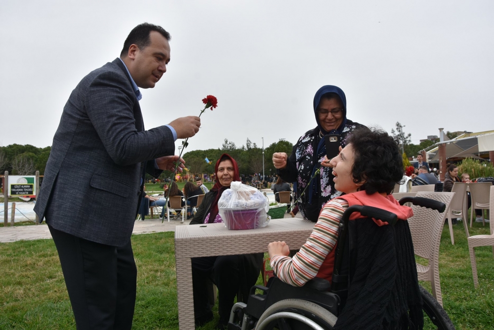 Belediye Başkanı Besim Dutlulu, Kadınlar Günü'nde karanfil dağıttı 9