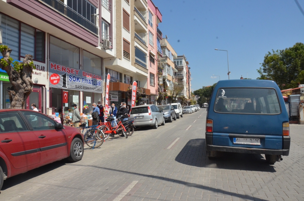 Sokağa çıkma yasağının ardından haftanın ilk günü Akhisar sokakları 11