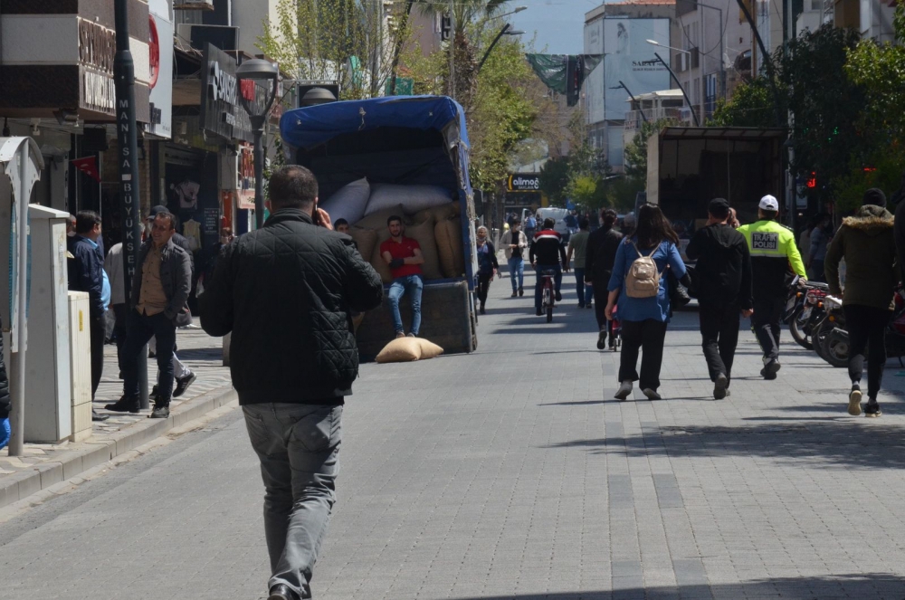 Sokağa çıkma yasağının ardından haftanın ilk günü Akhisar sokakları 15