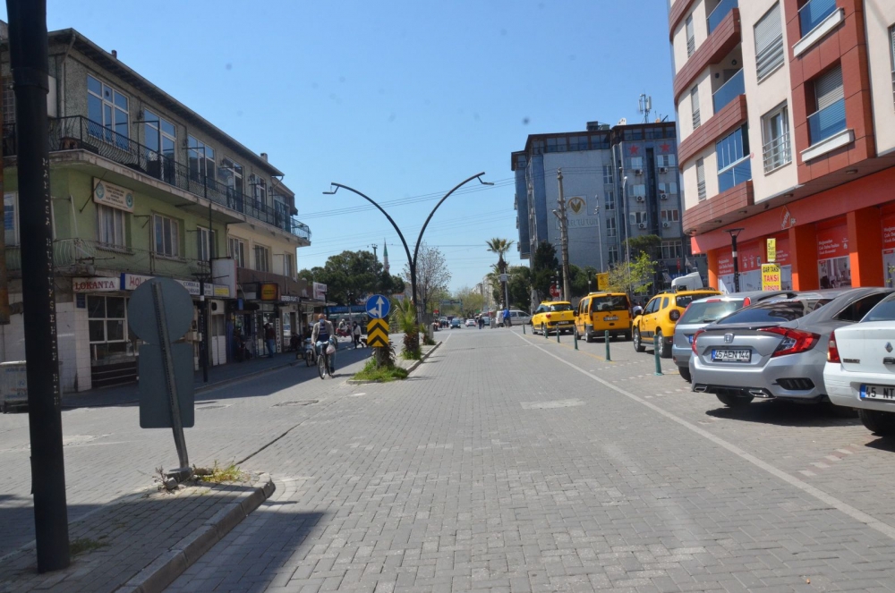 Sokağa çıkma yasağının ardından haftanın ilk günü Akhisar sokakları 17