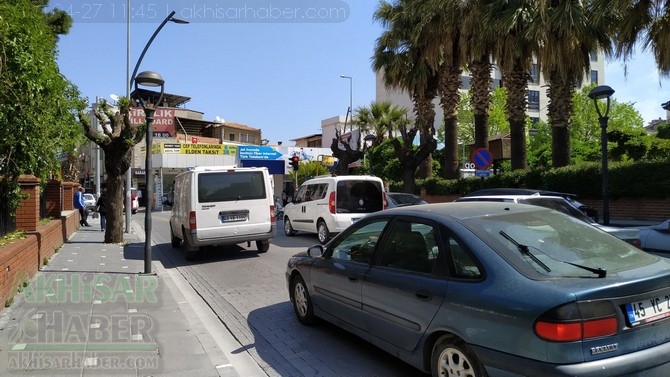 Akhisar'da 27 Nisan'da sokak ve caddeler doldu taştı 27