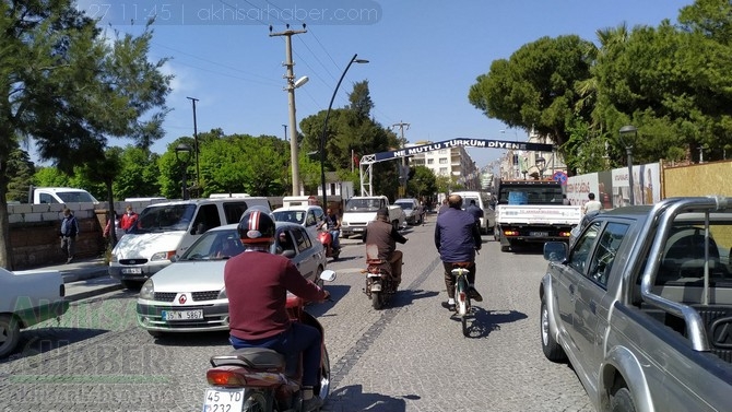 Akhisar'da 27 Nisan'da sokak ve caddeler doldu taştı 5