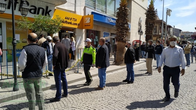 Akhisar'da 27 Nisan'da sokak ve caddeler doldu taştı 60