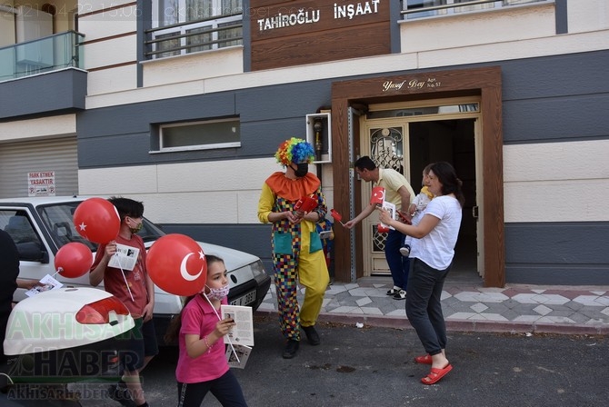 Akhisar Belediyesi 23 Nisan'da sokakları şenlendirdi 13