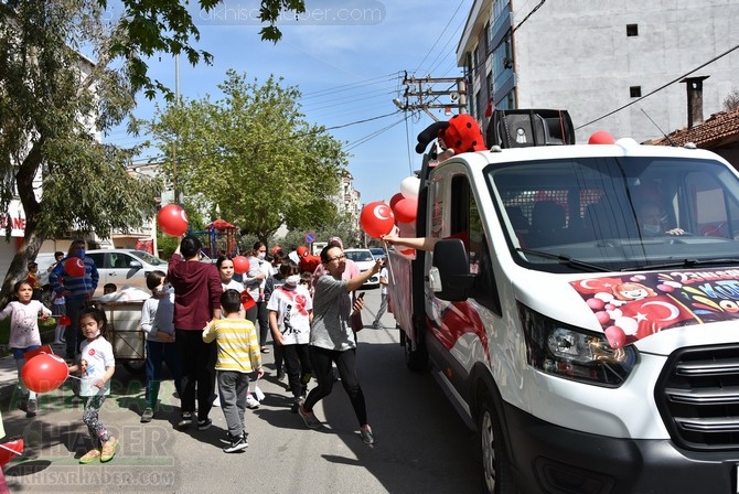 Akhisar Belediyesi 23 Nisan'da sokakları şenlendirdi 22