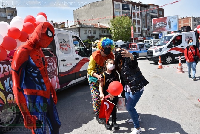 Akhisar Belediyesi 23 Nisan'da sokakları şenlendirdi 3