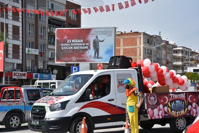 Akhisar Belediyesi 23 Nisan'da sokakları şenlendirdi 6