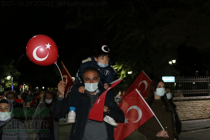 Cumhuriyet Bayramı 98.yılı Fener Alayı renkli görüntülere sahne oldu 100