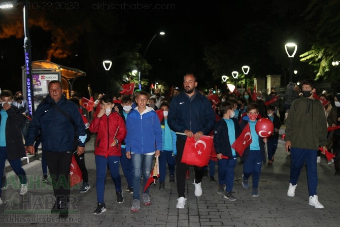 Cumhuriyet Bayramı 98.yılı Fener Alayı renkli görüntülere sahne oldu 103