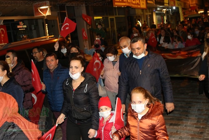 Cumhuriyet Bayramı 98.yılı Fener Alayı renkli görüntülere sahne oldu 110